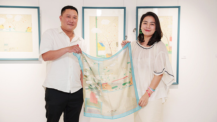 Họa sĩ Nguyễn Minh chia sẻ về bộ sưu tập tại lễ khai mạc triển lãm. Ảnh: BTC CUNG CẤP Họa sĩ Nguyễn Minh chia sẻ về bộ sưu tập tại lễ khai mạc triển lãm. Ảnh: BTC CUNG CẤP