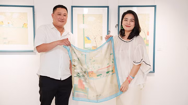 Họa sĩ Nguyễn Minh chia sẻ về bộ sưu tập tại lễ khai mạc triển lãm. Ảnh: BTC CUNG CẤP Họa sĩ Nguyễn Minh chia sẻ về bộ sưu tập tại lễ khai mạc triển lãm. Ảnh: BTC CUNG CẤP