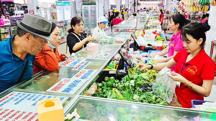 Hộ kinh doanh chuyển đổi thành doanh nghiệp sẽ được miễn, giảm nhiều loại thuế, phí, lệ phí. Ảnh: HẢI NGUYỄN