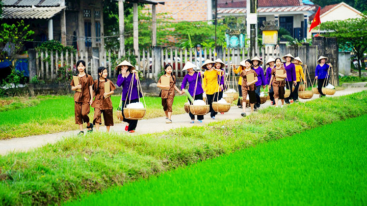 Gánh bún được đưa đi tiêu thụ khắp nơi. Gánh bún được đưa đi tiêu thụ khắp nơi.