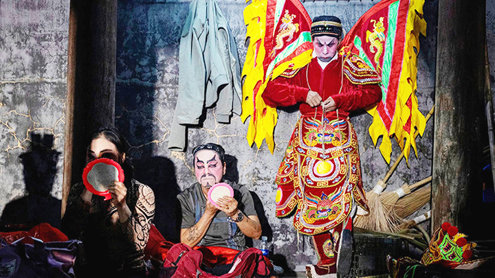 Trang phục đầy mầu sắc mang đặc trưng của nghệ thuật tuồng. Trang phục đầy mầu sắc mang đặc trưng của nghệ thuật tuồng.