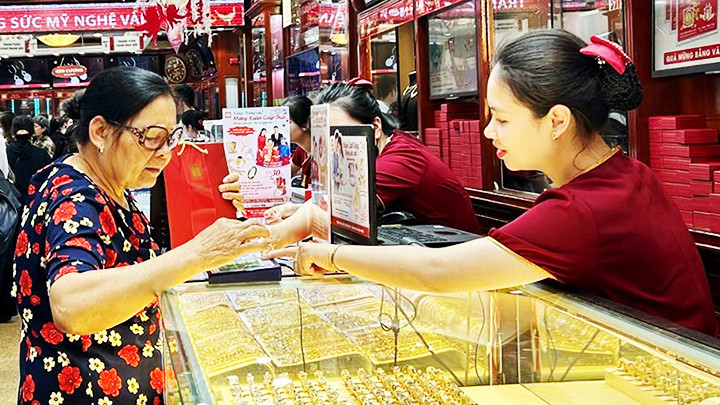 Người tiêu dùng phải điều chỉnh thói quen đầu tư và mua bán của mình do giá vàng thay đổi hằng ngày. Ảnh: BẢO TÍN