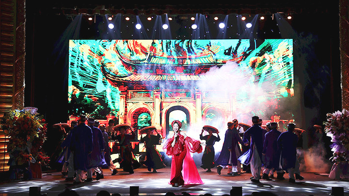 Ca sĩ Hòa Minzy biểu diễn tác phẩm “Bắc Bling” tại lễ trao giải.