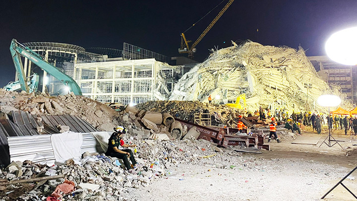 Cứu hộ tại tòa nhà bị sụp tại Thủ đô Bangkok. Ảnh: XUÂN SƠN Cứu hộ tại tòa nhà bị sụp tại Thủ đô Bangkok. Ảnh: XUÂN SƠN