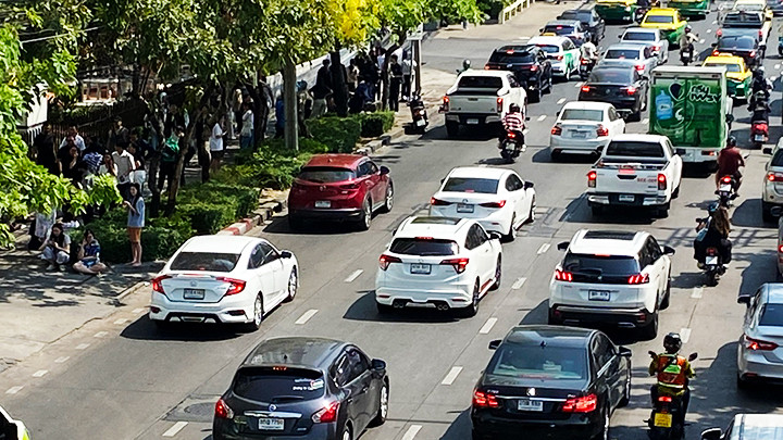 Xe chạy ra đường khi động đất. Ảnh: XUÂN SƠN Xe chạy ra đường khi động đất. Ảnh: XUÂN SƠN