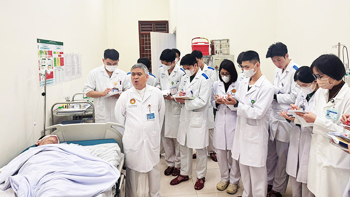 Đại tá, PGS, TS, bác sĩ Bùi Quang Huy, Chủ nhiệm Bộ môn - Khoa Tâm thần, Bệnh viện Quân y 103 hướng dẫn sinh viên tại buồng bệnh.