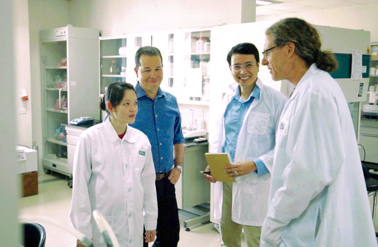 Tiến sĩ Cao Anh Tuấn cùng các cộng sự tại trung tâm giải mã gene.