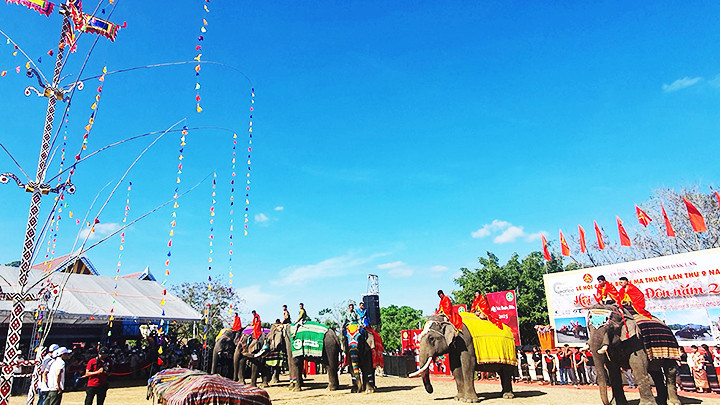 Cây nêu lớn được dựng giữa sân hội. Cây nêu lớn được dựng giữa sân hội.