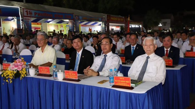 Nguyên Chủ tịch nước Nguyễn Minh Triết và các đại biểu dự lễ.