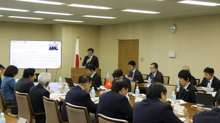 Ông Muraoka Tsugumasa, Thống đốc tỉnh Yamaguchi phát biểu ý kiến tại buổi tọa đàm.