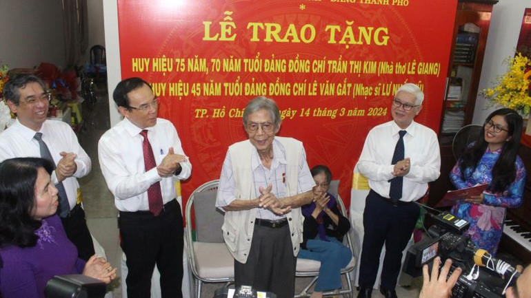 Nhạc sĩ Lư Nhất Vũ chia sẻ một điệu nhạc do nhạc sĩ sáng tác. Nhạc sĩ Lư Nhất Vũ chia sẻ một điệu nhạc do nhạc sĩ sáng tác.