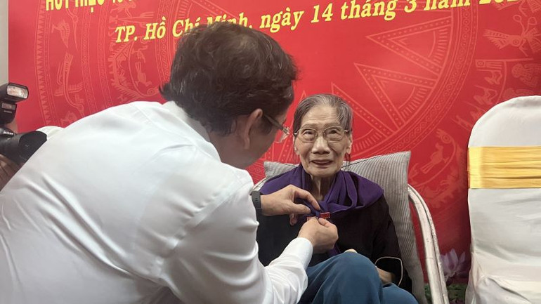 Đồng chí Nguyễn Văn Nên, Ủy viên Bộ Chính trị, Bí thư Thành ủy Thành phố Hồ Chí Minh gắn Huy hiệu Đảng tặng nhà thơ Lê Giang. Đồng chí Nguyễn Văn Nên, Ủy viên Bộ Chính trị, Bí thư Thành ủy Thành phố Hồ Chí Minh gắn Huy hiệu Đảng tặng nhà thơ Lê Giang.