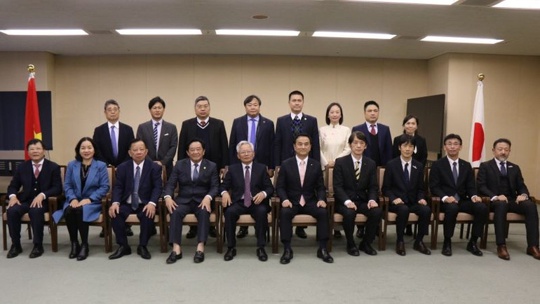 Đoàn công tác chụp hình lưu niệm với lãnh đạo tỉnh Yamaguchi.