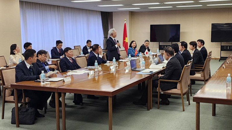 Giáo sư, Tiến sĩ Tạ Ngọc Tấn, Phó Chủ tịch Thường trực Hội đồng Lý luận Trung ương phát biểu ý kiến tại buổi tọa đàm.