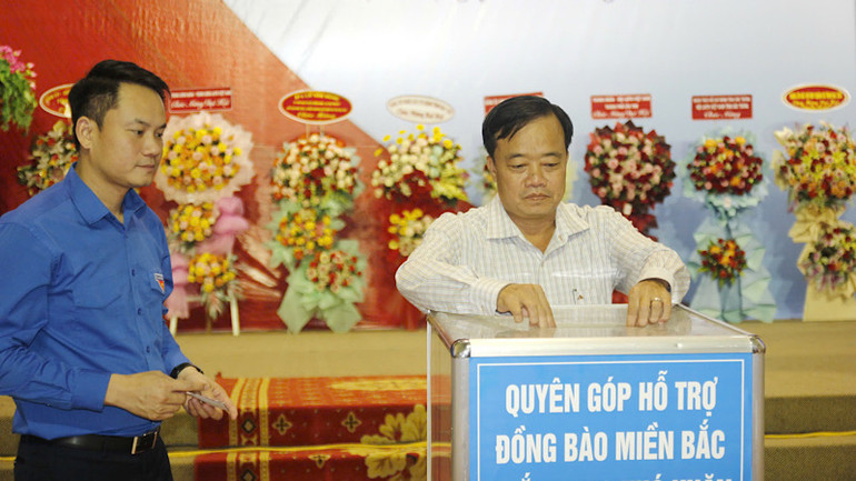 Trong ngày đại hội, đồng chí Huỳnh Quốc Việt, Phó Bí thư Thường trực Tỉnh ủy Bạc Liêu và các đồng chí lãnh đạo, các đại biểu quyên góp hỗ trợ đồng bào miền bắc bị bão lụt tàn phá nặng nề.