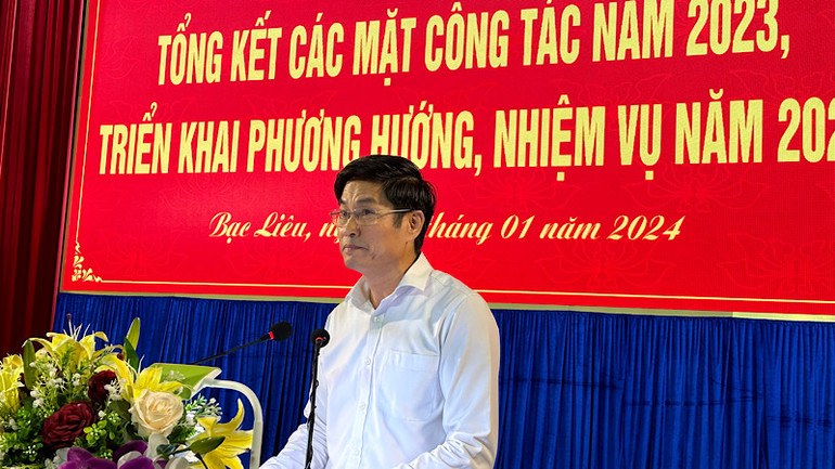 Đồng chí Tạ Trung Dũng, Thường trực Tỉnh ủy Bạc Liêu nêu một số kết quả về công tác xây dựng Đảng của Tỉnh ủy năm 2023; phương hướng, nhiệm vụ năm 2024. (Ảnh: TRỌNG DUY)