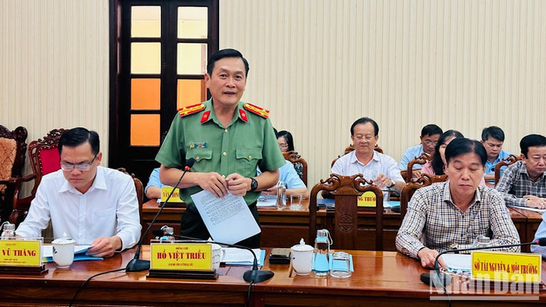 Đại tá Hồ Việt Triều, Giám đốc Công an tỉnh Bạc Liêu, trả lời câu hỏi của phóng viên Báo Nhân Dân tại cuộc họp báo của Ủy ban nhân tỉnh về việc làm rõ một số vụ sai phạm nghiêm trọng tại địa phương gần đây. (Ảnh: TRỌNG DUY)