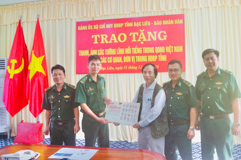 Nhà báo Trọng Duy, Trưởng Văn phòng đại diện Báo Nhân Dân tại Bạc Liêu, trao tặng bộ tranh các vị tướng tài danh do Báo Nhân Dân thực hiện cho đại diện lãnh đạo các đơn vị thuộc Bộ Chỉ huy Bộ đội Biên phòng tỉnh Bạc Liêu. (Ảnh: PHAN TRỌNG VĨNH).