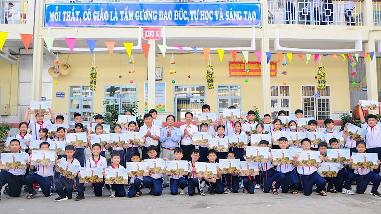 Thầy và trò Trường tiểu học Kim Đồng rất vui đón nhận ấn phẩm phụ san Cột cờ Hà Nội rất ý nghĩa này.