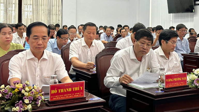 Các đại biểu nêu cao tinh thần trách nhiệm, nghiên cứu kỹ, đóng góp nhiều ý kiến cụ thể, thiết thực về mục tiêu, nhiệm vụ những tháng còn lại năm 2024. (Ảnh: TRỌNG DUY)