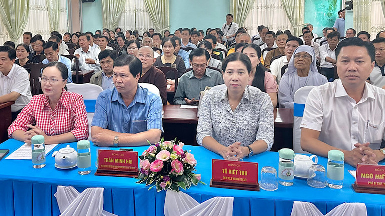 Đông đảo các tầng lớp nhân dân thành phố Bạc Liêu tham gia hưởng ứng cuộc vận động ủng hộ nhân dân các tỉnh miền bắc đang rất khó khăn do thiên tai gây ra.