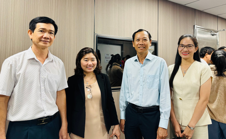 Các đại biểu lãnh đạo các ngành của tỉnh Bạc Liêu và bệnh viện trao đổi tính vượt trội của hệ thống máy MRI 3.0 Tesla công nghệ AI. (Ảnh: TRỌNG DUY)