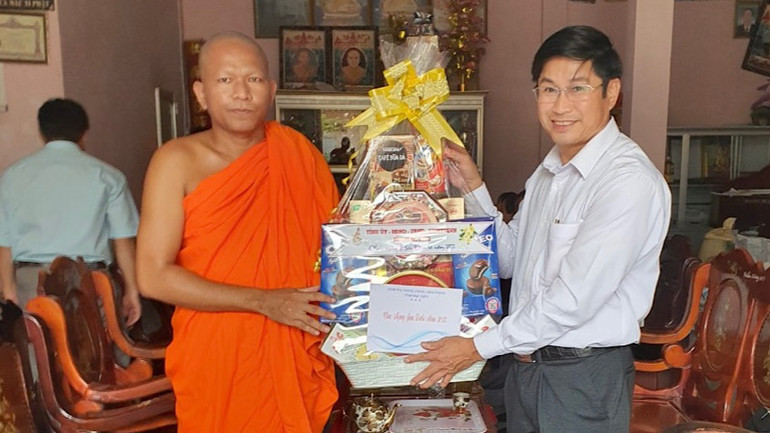 Đồng chí Tạ Trung Dũng, Thường trực Tỉnh ủy Bạc Liêu, tặng quà các vị sư tại các chùa của đồng bào Khmer ở Hồng Dân - huyện vùng sâu của Bạc Liêu.