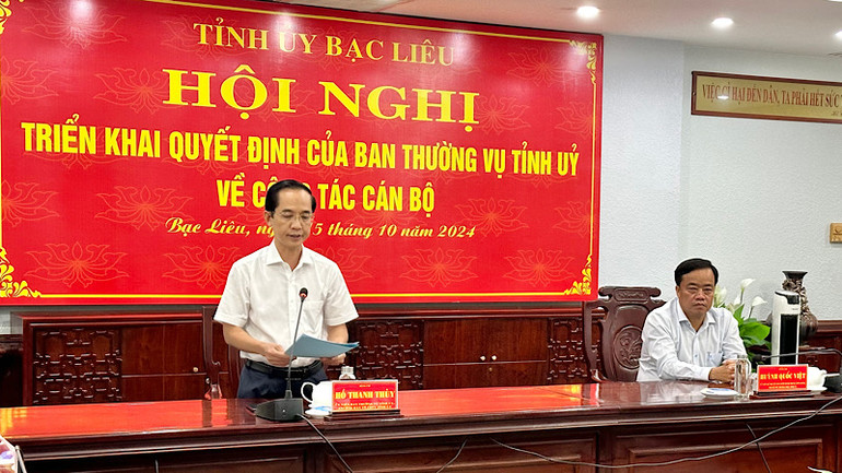 Trưởng Ban Tổ chức Tỉnh ủy Bạc Liêu Hồ Thanh Thủy công bố quyết định của Ban Thường vụ Tỉnh ủy về công tác cán bộ. (Ảnh: TRỌNG DUY)