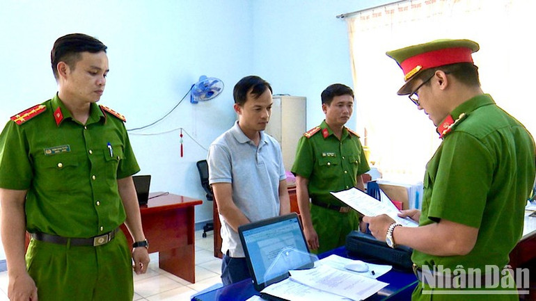 Cơ quan Cảnh sát điều tra Công an tỉnh Bạc Liêu tống đạt quyết định khởi tố, bắt giam bị can Đỗ Mạnh trong vụ án mua sắm trang thiết bị y tế tại Bệnh viện đa khoa Bạc Liêu. (Ảnh: CTV)