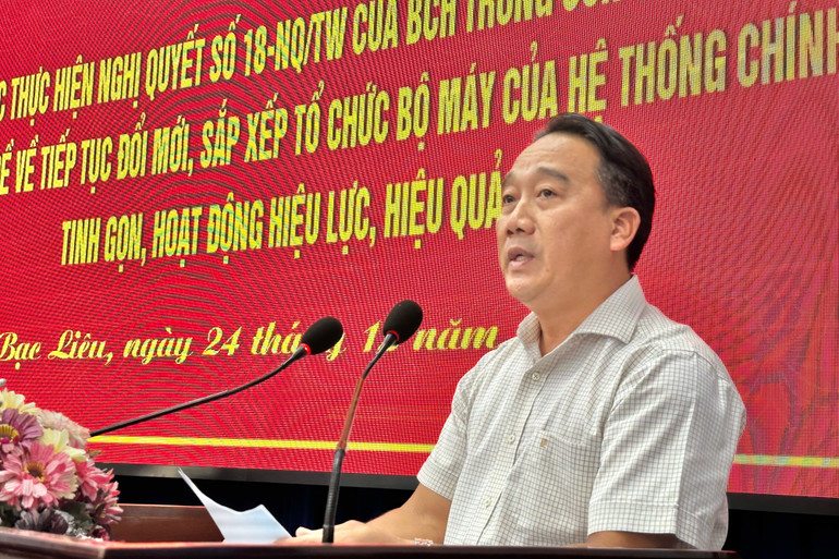 Đồng chí Từ Minh Phúc, Giám đốc Sở Nội vụ Bạc Liêu nêu ý kiến việc thực hiện sắp xếp, tinh giản gọn bộ máy, hiệu lực, hiệu quả. (Ảnh: TRỌNG DUY)