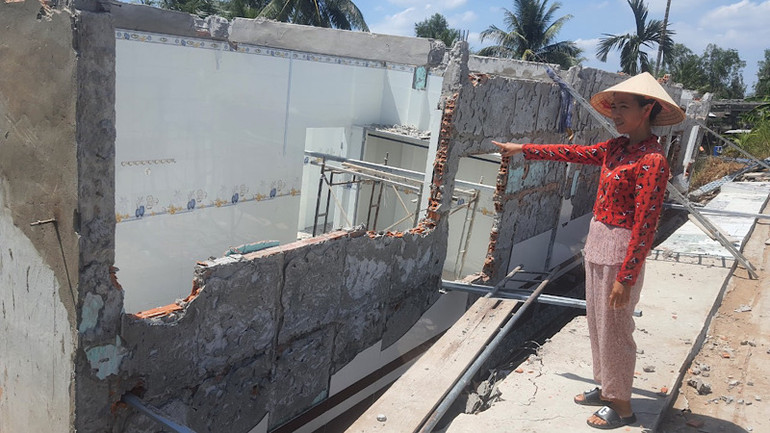 Thời gian qua, tình trạng sụt lún đất, sạt lở nhà dân xuống sông và kênh mương ngày một nghiêm trọng, đẩy nhiều hộ dân rơi vào cảnh điêu đứng, lao đao.