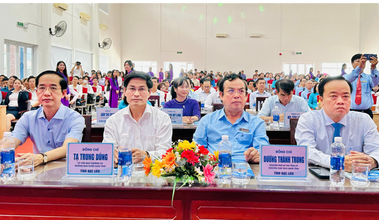 Đồng chí Huỳnh Quốc Việt, Ủy viên dự khuyết Trung ương Đảng, Phó Bí thư Thường trực Tỉnh ủy Bạc Liêu (ngồi đầu bàn, bên phải) và các đồng chí lãnh đạo tỉnh dự lễ khai giảng năm học mới tại Trường đại học Bạc Liêu. (Ảnh: TRỌNG DUY)