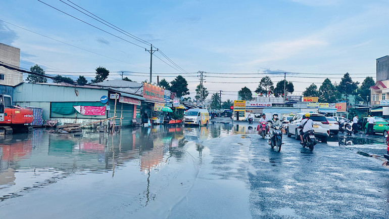 Việc đi lại hằng ngày của nhân dân rất khổ. Ảnh: TRỌNG DUY