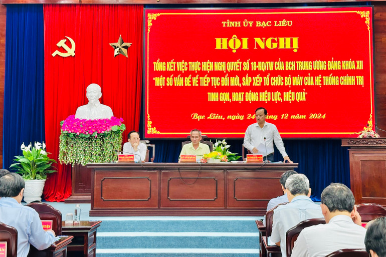 Đồng chí Huỳnh Quốc Việt, Ủy viên dự khuyết Trung ương Đảng, Phó Bí thư Thường trực Tỉnh ủy Bạc Liêu, phát biểu ý kiến tại hội nghị (Ảnh: TRỌNG DUY)