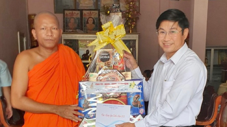 Đồng chí Tạ Trung Dũng, Thường trực Tỉnh ủy, Trưởng Ban Tuyên giáo Tỉnh ủy Bạc Liêu thăm, tặng quà các vị sư tại một số chùa của đồng bào Khmer trong tỉnh. (Ảnh: TRỌNG DUY)