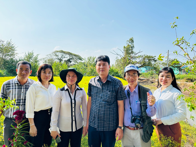 Nhà báo Trọng Duy (Báo Nhân Dân, người đeo máy ảnh) thăm mô hình sản xuất của bà con Khmer ở xã Vĩnh Trạch Đông, thành phố Bạc Liêu, nhân dịp đầu Xuân Giáp Thìn. (Ảnh: HỮU THỌ)