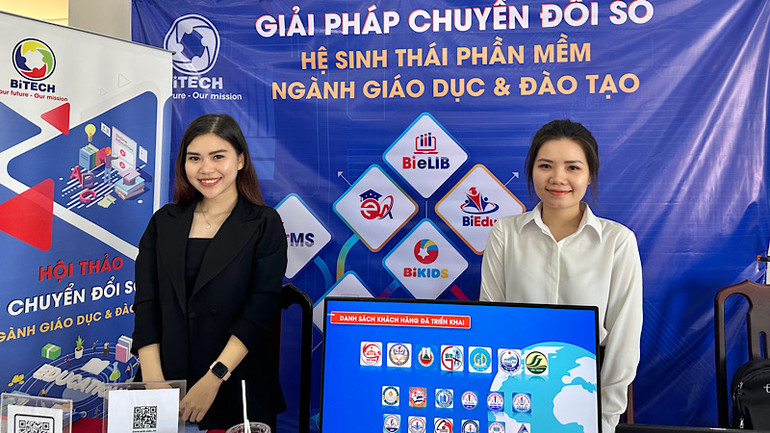 Các đơn vị trong ngành viễn thông tại Bạc Liêu giới thiệu và hợp tác với ngành giáo dục tỉnh về thực hiện giải pháp chuyển đổi số trong các trường học. Ảnh: TRỌNG DUY.