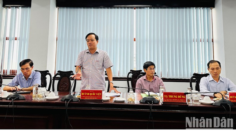 Đồng chí Phó Bí thư Thường trực Tỉnh ủy Bạc Liêu phát biểu ý kiến chỉ đạo các cấp ủy Đảng trong tỉnh cần tăng cường chỉ đạo việc phát hành Báo Nhân Dân. (Ảnh: TRỌNG DUY)