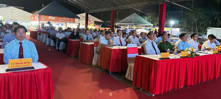 Các đồng chí lãnh đạo tỉnh Bạc Liêu và các đại biểu dự lễ khai mạc. (Ảnh: TRỌNG DUY)