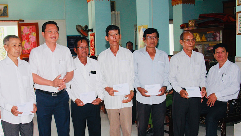 Bí thư Huyện ủy Vĩnh Lợi Trương Thanh Nhã (thứ hai, bên trái) thăm, tặng quà các cán bộ và người dân tiêu biểu người Khmer, nhân dịp Tết của đồng bào.