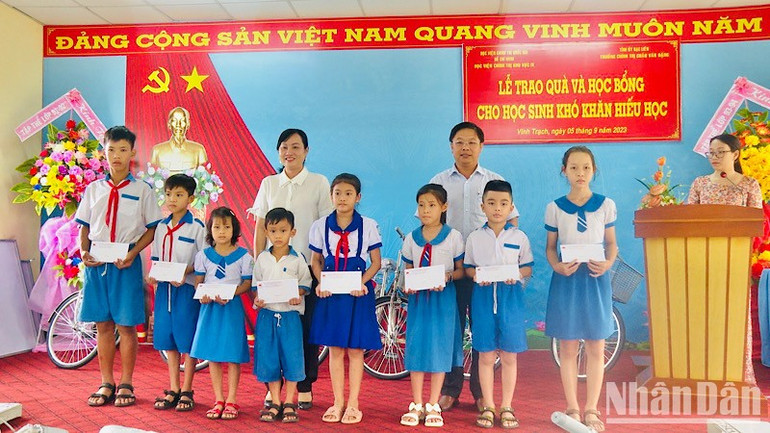 Niềm vui của những em học sinh nghèo, hiếu học tại thành phố Bạc Liêu khi được sự quan tâm, giúp đỡ.