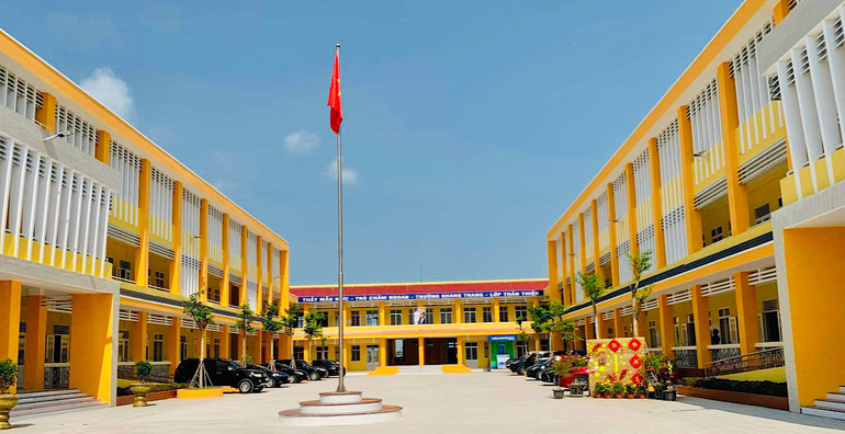 Trường trung học cơ sở Tân Phong là ngôi trường đẹp nhất của thị xã Giá Rai (Bạc Liêu) hiện nay. Ảnh: NGUYỄN VĂN BÌNH
