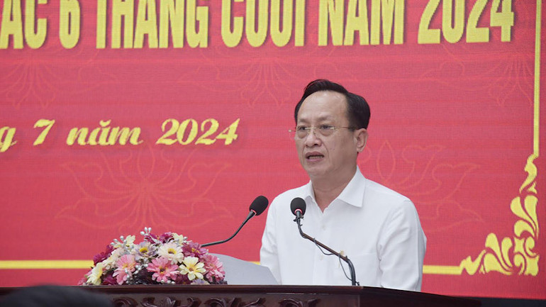 Phó Bí thư Tỉnh ủy, Chủ tịch Ủy ban nhân dân tỉnh Bạc Liêu Phạm Văn Thiều báo cáo tình hình những tháng đầu năm 2024 của tỉnh.