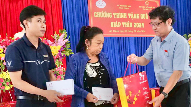 Đồng chí Nguyễn Huy Thái, Phó trưởng Đoàn đại biểu Quốc hội tỉnh Bạc Liêu trao quà Tết cho các hộ nghèo của địa phương. Ảnh: HÀN TIẾN LUẬN