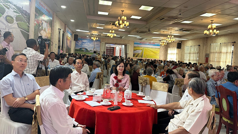 Gần 450 đại biểu dự buổi gặp mặt đầu Xuân Giáp Thìn 2024. Ảnh: TRỌNG DUY