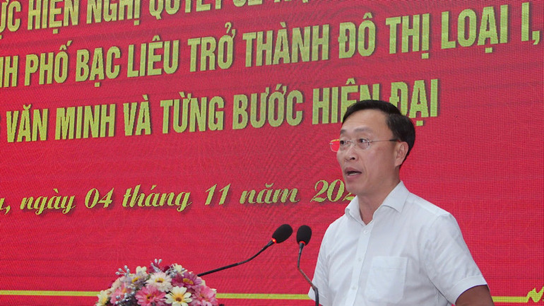 Đồng chí Huỳnh Hữu Trí, Phó Chủ tịch Thường trực Ủy ban nhân dân tỉnh Bạc Liêu, phát biểu ý kiến tại Hội nghị.