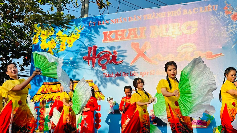 Một tiết mục văn nghệ vui tươi tại Hội Xuân. (Ảnh: TRỌNG DUY)