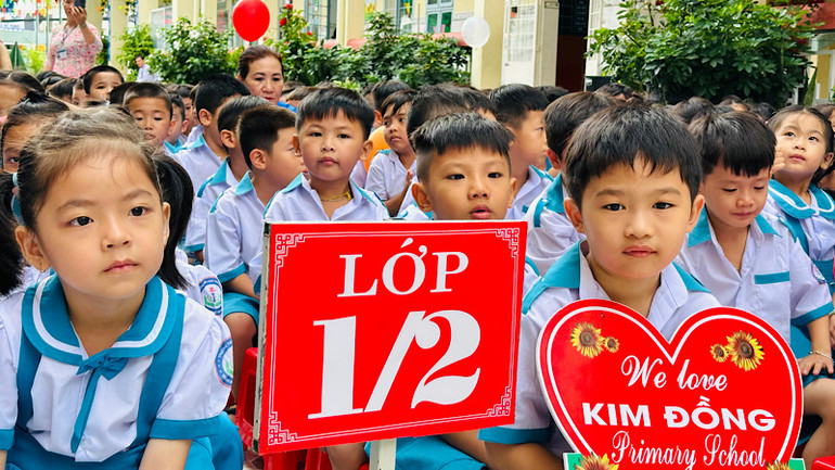 Học sinh Trường Tiểu học Kim Đồng (thành phố Bạc Liêu) háo hức trong ngày khai trường. (Ảnh: TRỌNG DUY)