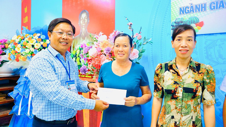 Lãnh đạo Phòng Giáo dục và Đào tạo thành phố Bạc Liêu (tỉnh Bạc Liêu) trao quà Tết của đơn vị cho những giáo viên có hoàn cảnh khó khăn.