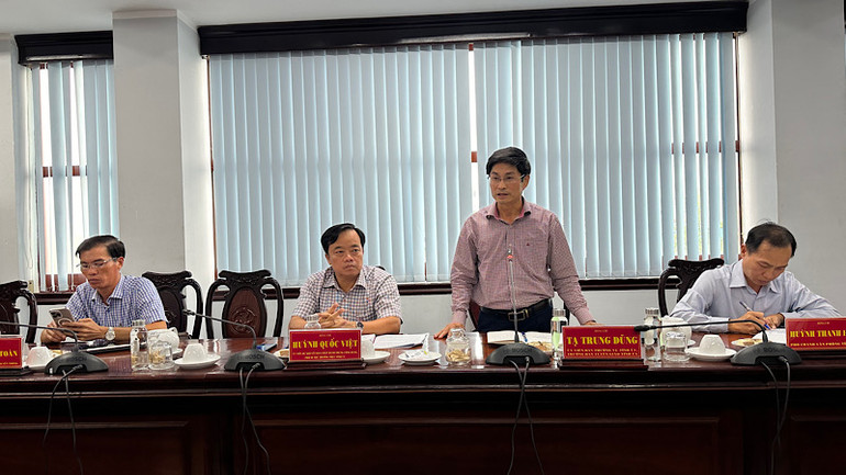 Đồng chí Tạ Trung Dũng, Trưởng ban Tuyên giáo Tỉnh ủy Bạc Liêu phát biểu tại buổi làm việc. (Ảnh: TRỌNG DUY)